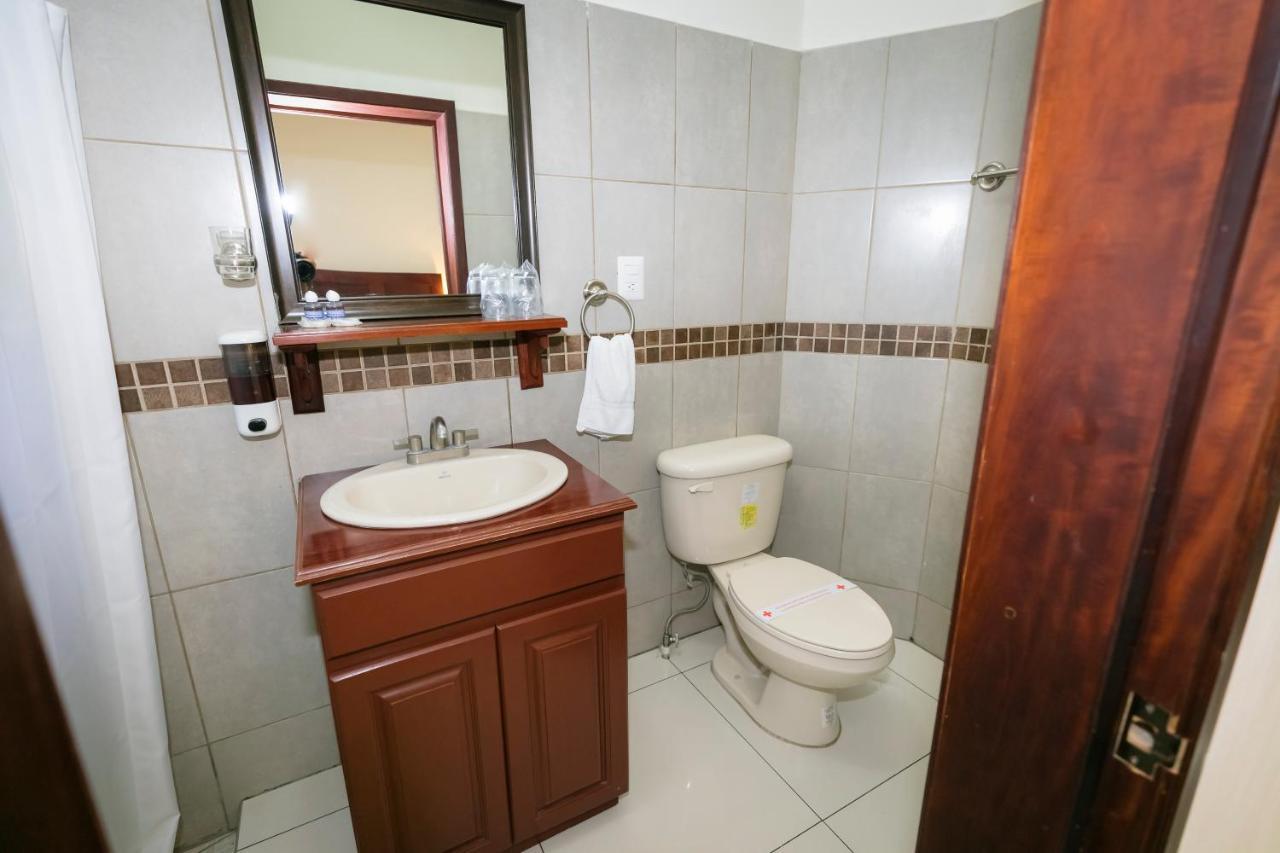 Hotel Mediterraneo Inn Santa Rosa de Lima Екстериор снимка