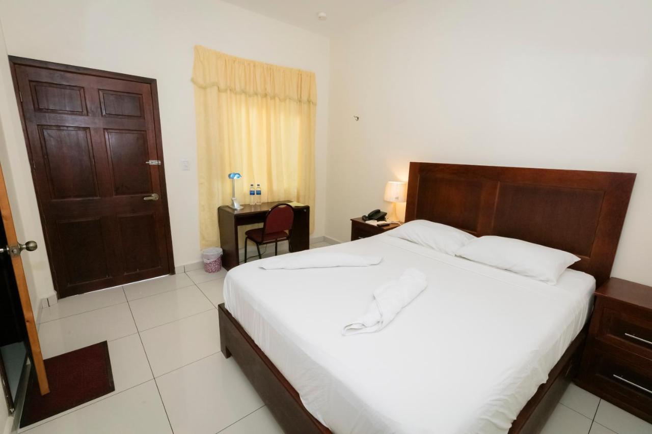 Hotel Mediterraneo Inn Santa Rosa de Lima Екстериор снимка