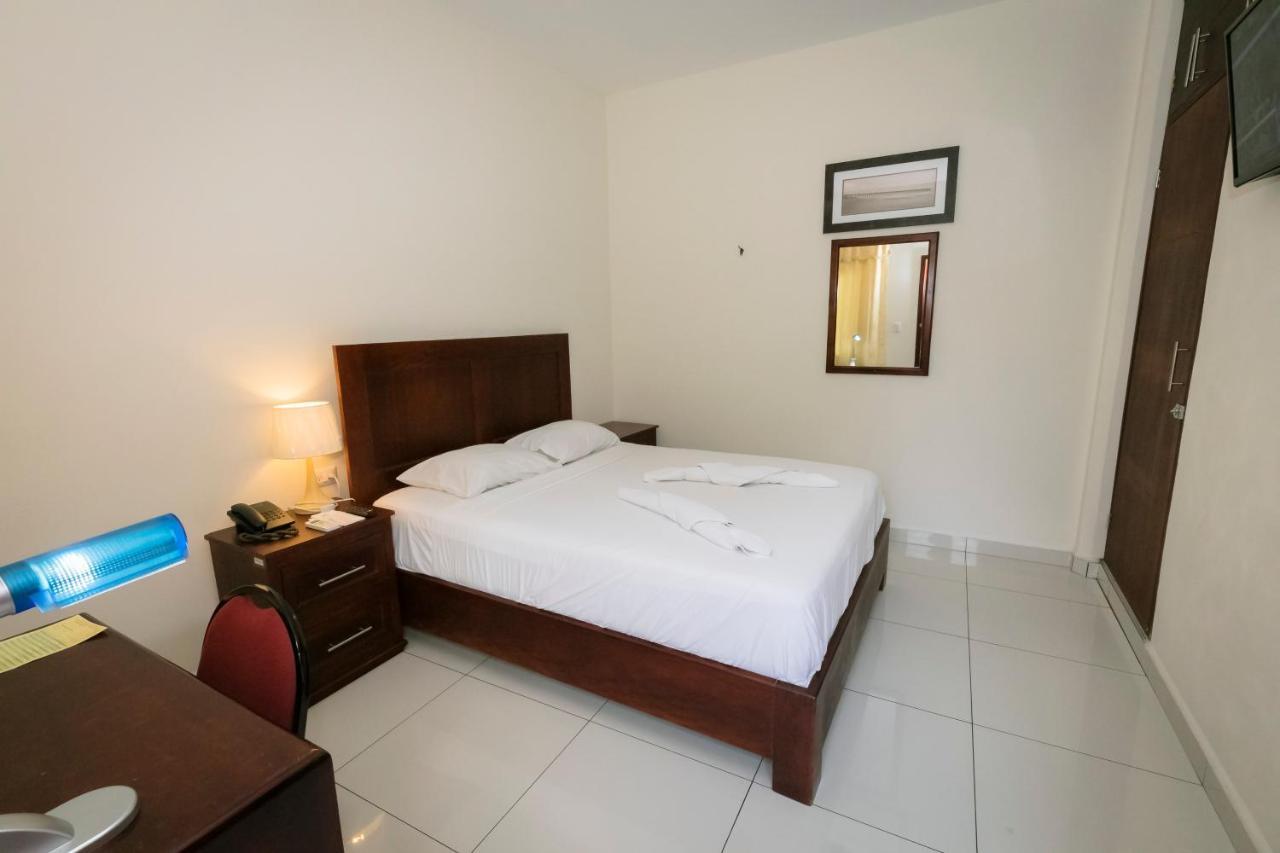 Hotel Mediterraneo Inn Santa Rosa de Lima Екстериор снимка